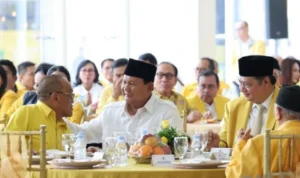 Airlangga Sematkan Jaket Golkar di Rapimnas, Tanda Hormat untuk Prabowo