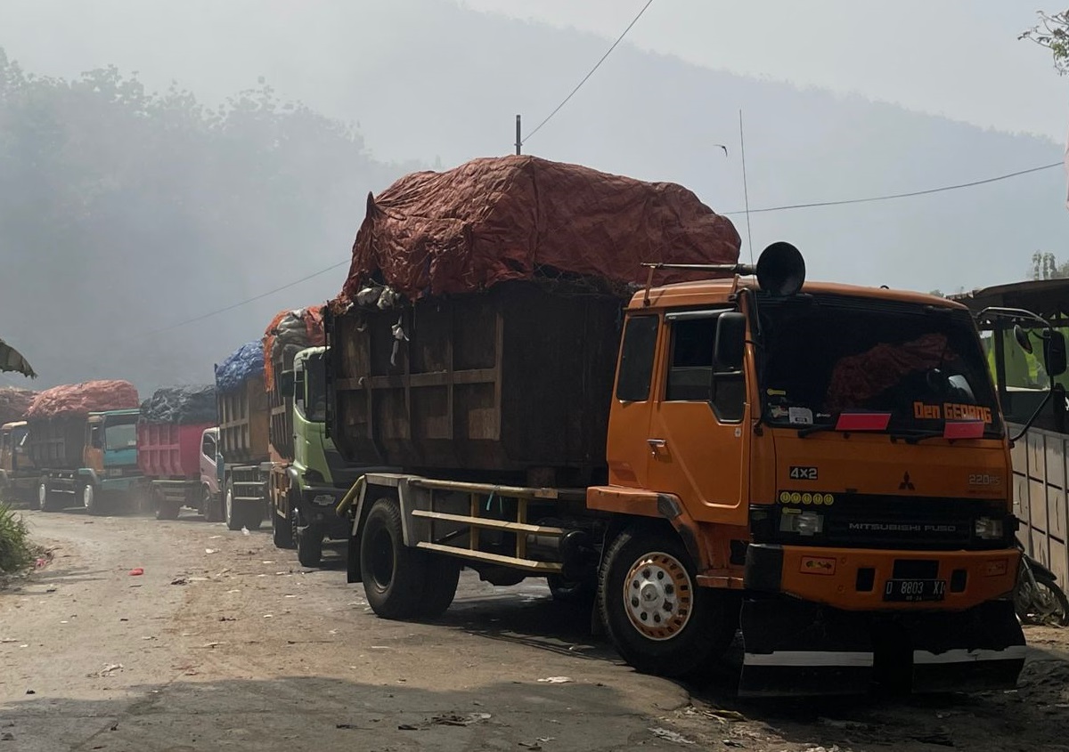 saat ini di Kota Bandung ada sekitar 29 ribu ton sampah yang belum terangkut. Dibutuhkan waktu 35 hari dan 200 ritase perhar.