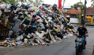 Alih-alih Membaik, Gunungan Sampah Kembali Terjadi di TPS Kota Bandung