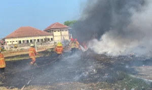 Bangunan Semi Permanen di Kawasan Ditpolairud Cirebon Hangus Terbakar