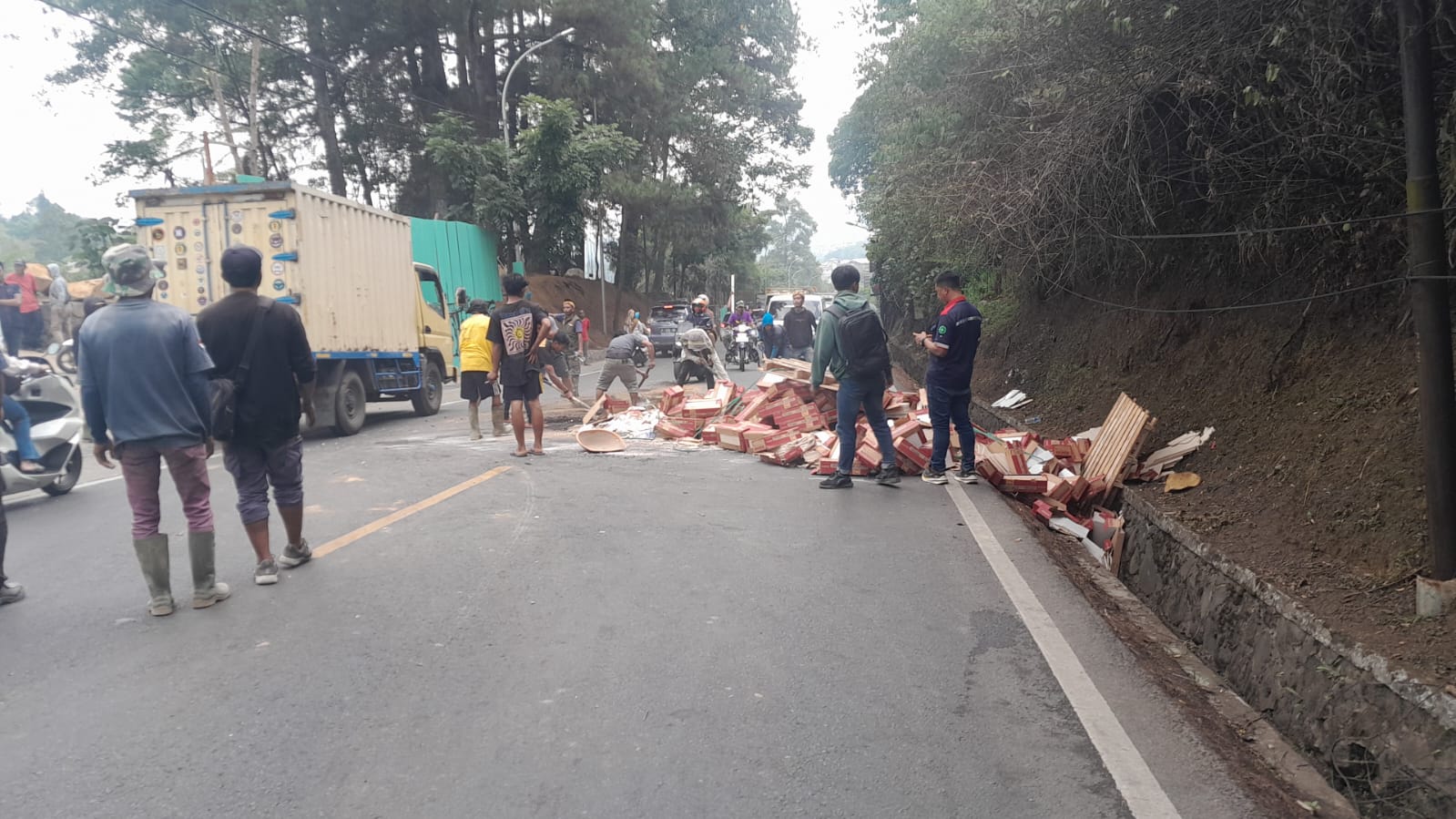 Tak Kuat Nanjak, Truk Muatan Keramik Terguling di Jalan Raya Puncak