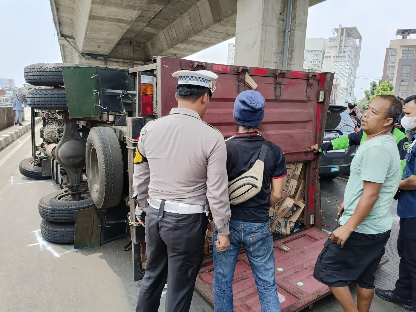 Hindari Tabrakan, Truk Bermuatan Air Minum Kemasan Terguling di Jalan Sholis Bogor