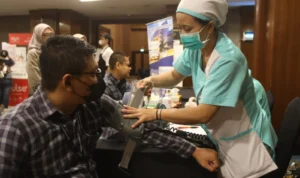Seorang petugas kesehatan melakukan pemeriksaan kesehatan peserta seminar kesehatan yang dilaksanakan oleh Prudential Indonesia dan Melinda Hospital di di El Royale Hotel, Jalan Merdeka, Kota Bandung, Senin 13 November 2023 malam.