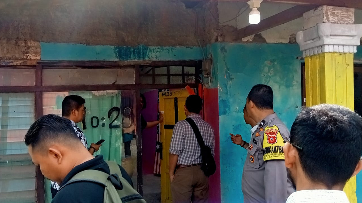 Polisi mengamankan pelaku di kediamannya di Desa Sutawinangun, Kecamatan Kedawung, Kabupaten Cirebon (16/11).
