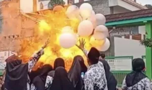 Detik-detik balon gas meledak di peringatan hari guru.