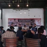 Sukarelawan Ganjartivity saat mengadakan diskusi bersama kaum milenial dan Gen Z di Angkringan Haji Liberty, Gedebage Selatan, Kota Bandung, Jumat 10 November 2023.