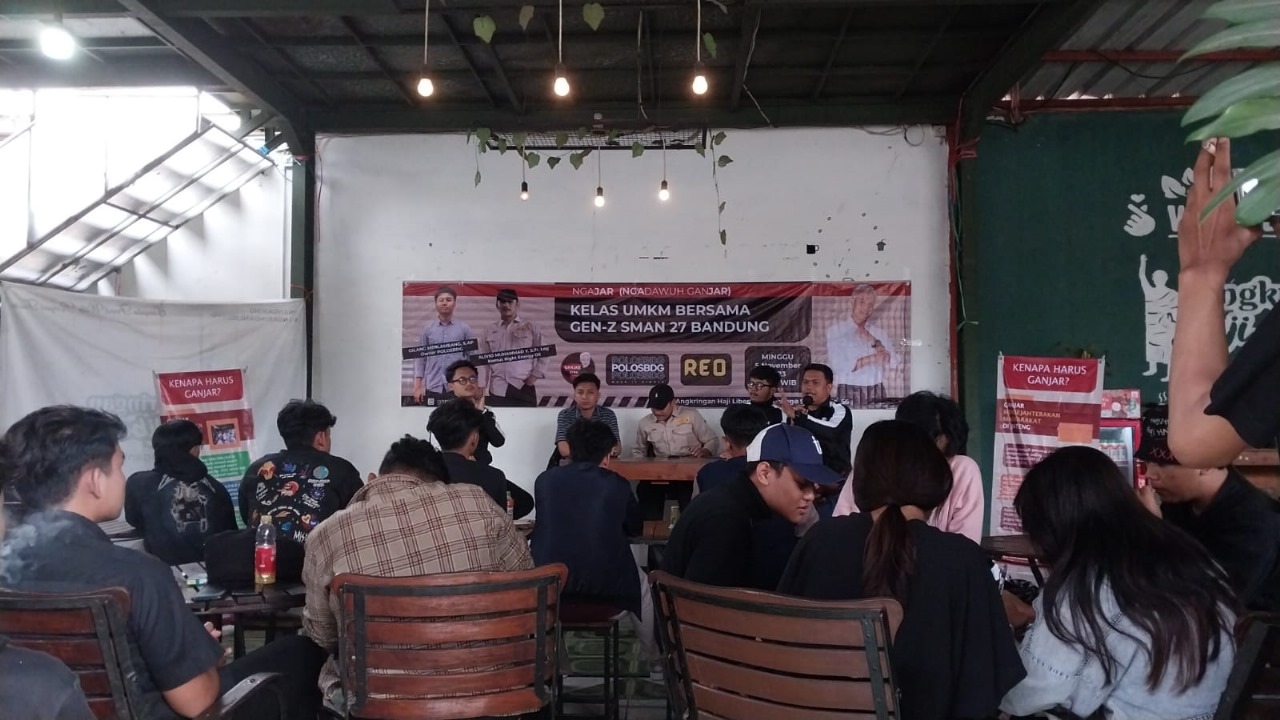 Sukarelawan Ganjartivity saat mengadakan diskusi bersama kaum milenial dan Gen Z di Angkringan Haji Liberty, Gedebage Selatan, Kota Bandung, Jumat 10 November 2023.