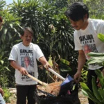 Aksi bakti sosial Pemuda Mahasiswa Nusantara (PMN) dengan membuat tempat penampungan sampah sementara di Cipadung, Cibiru, Kota Bandung, Jawa Barat, Kamis (2/11).