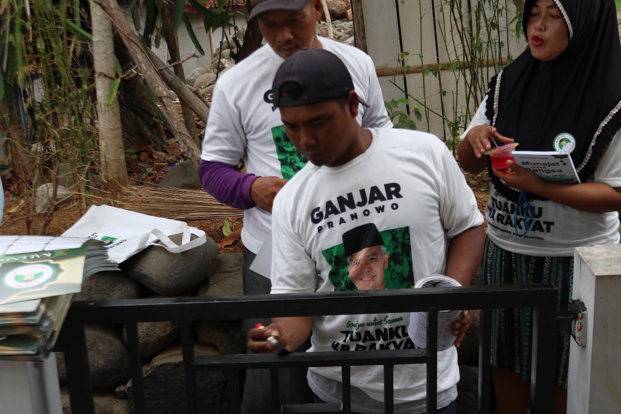 Sukarelawan Ganjar Pranowo yang tergabung dalam kelompok Santri Dukung Ganjar (SDG) memberikan sejumlah bantuan material untuk renovasi masjid yang berada di Garut, Jawa Barat, Kamis 9 November 2023.