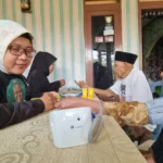 Warga Kabupaten Bogor menerima cek kesehatan dan vitamin gratis dari Komunitas Warung Tegal (Kowarteg) yang mendukung Ganjar Pranowo tepatnya di Kampung Ranji RT.003/RW.006 Gg. Vulkanin, Desa Teluk Pinang, Ciawi, baru-baru ini.