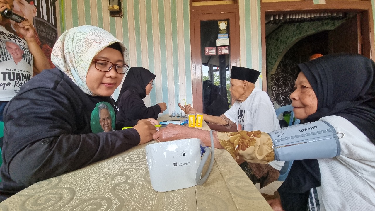 Warga Kabupaten Bogor menerima cek kesehatan dan vitamin gratis dari Komunitas Warung Tegal (Kowarteg) yang mendukung Ganjar Pranowo tepatnya di Kampung Ranji RT.003/RW.006 Gg. Vulkanin, Desa Teluk Pinang, Ciawi, baru-baru ini.