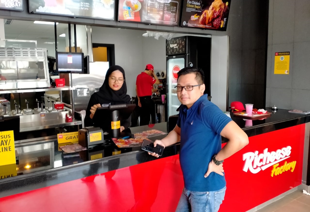 Ternyata restoran cepat saji Richeese Factory buka dari luar negeri. Kenyataannya tempat makan berasal dari Bandung dibawah Nabati group