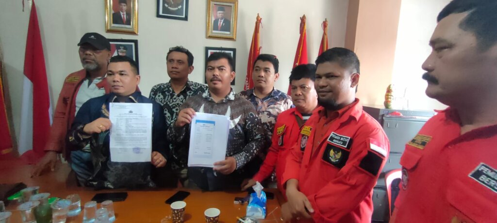 PBB (Pemuda Batak Bersatu) laporkan Satpol PP Kabupaten Bogor ke Polres Bogor akibat penganiyaan saat penertiban PKL di Ciawi (21/11).
