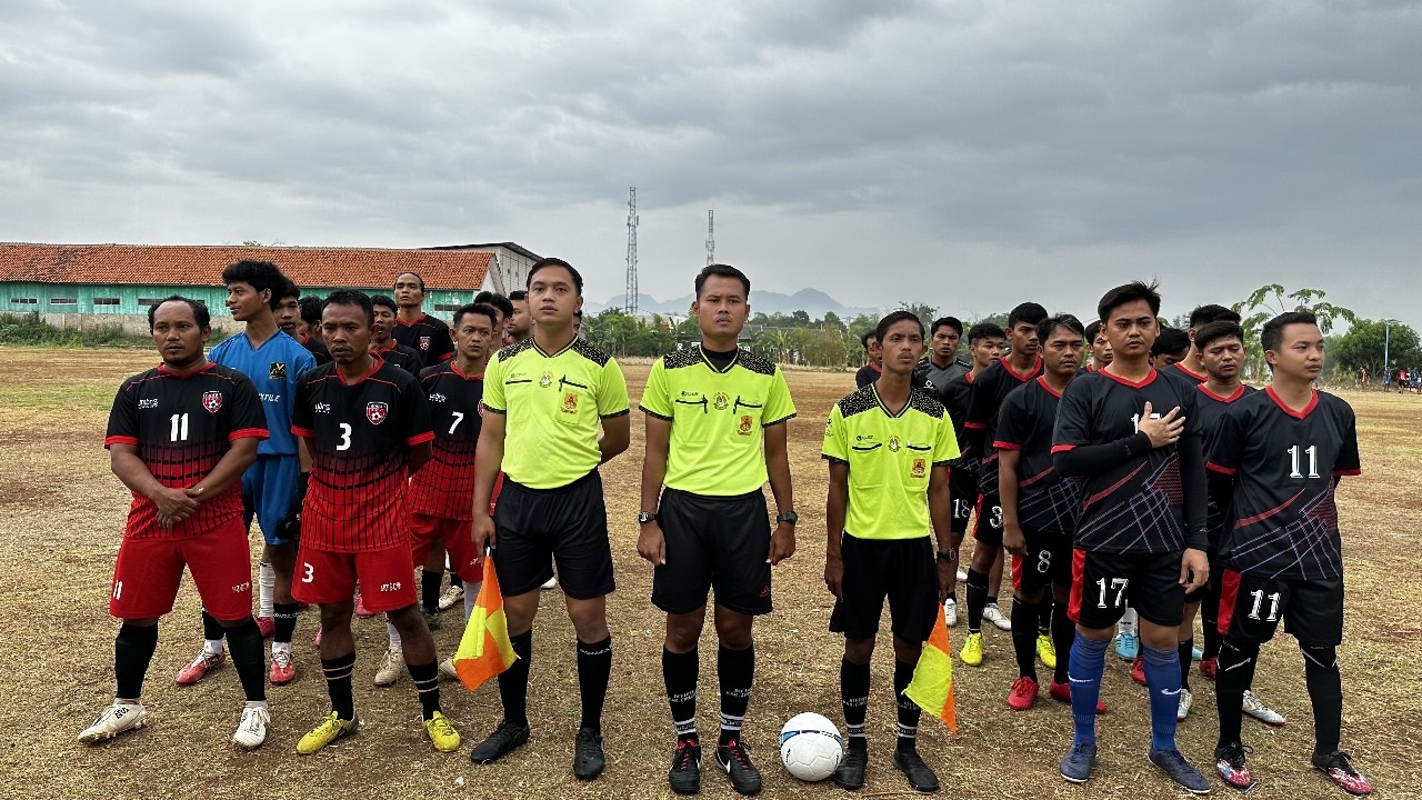 Ganjar Muda Padjajaran (GMP) saat menggelar kompetisi sepak bola antar-kampung di Lapangan Desa Karangwangi, Kecamatan Depok, Kabupaten Cirebon.