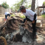 Sukarelawan Santri Dukung Ganjar (SDG) melakukan aksi sosial dengan melakukan perbaikan jalan rusak di Kp Sindanglengo Desa Klapanunggal, Kecamatan Klapanunggal, Kabupaten Bogor, Rabu 15 November 2023.