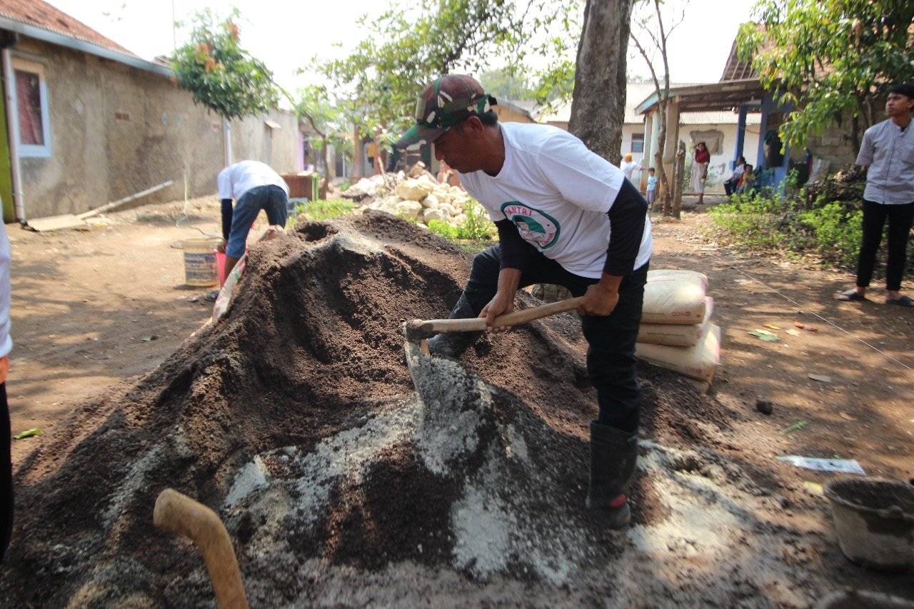 Sukarelawan Santri Dukung Ganjar (SDG) melakukan aksi sosial dengan melakukan perbaikan jalan rusak di Kp Sindanglengo Desa Klapanunggal, Kecamatan Klapanunggal, Kabupaten Bogor, Rabu 15 November 2023.