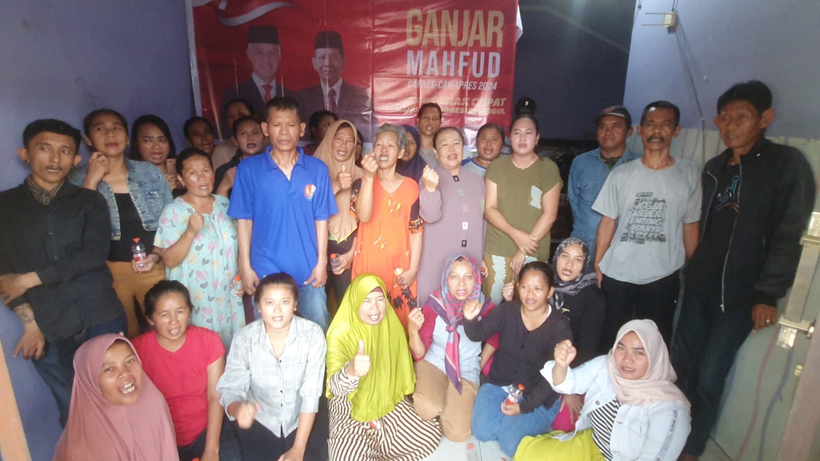 Relawan Ganjarkeun Jabar Kota Bandung yang ada di Kecamatan Rancasari kompak menyampaikan dukungannya bagi pasangan Ganjar-Mahfud sebagai Presiden dan Wakil Presiden RI pada Pemilu 2024 mendatang.