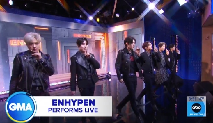 Grup KPOP ENHYPEN saat tampil di Good Morning America. (Tangkapan layar Youtube @GMA)