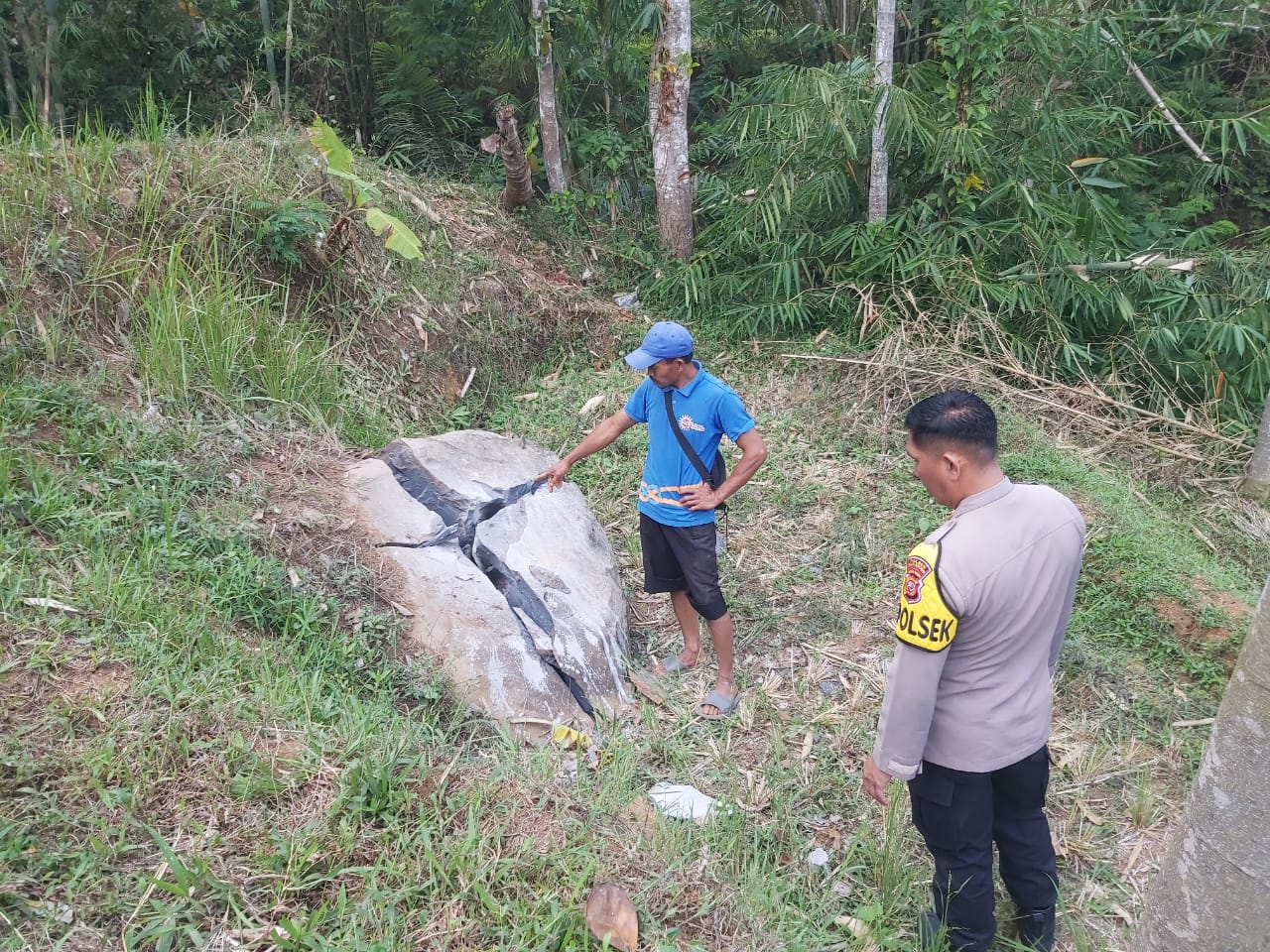Kejadian nahas menimpa seorang tukang batu dengan inisial UK (62) yang tewas di duga akibat kecelakaan saat bekerja di Kampung Warungpeuteuy, Desa Nyalindung, Kecamatan Nyalindung. Istimewa.