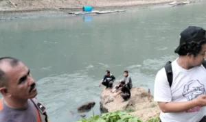 Warga dibantu aparat kepolisian tengah mencari Rapi Febriano warga Desa Mandalasari, Kecamatan Cipatat, KBB yang tenggelam di sungai Citarum. Kamis (2/11). Foto Pemdes Mandalasari