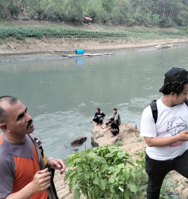 Warga dibantu aparat kepolisian tengah mencari Rapi Febriano warga Desa Mandalasari, Kecamatan Cipatat, KBB yang tenggelam di sungai Citarum. Kamis (2/11). Foto Pemdes Mandalasari
