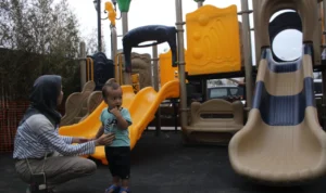 BARU : Anak - anak nampak senang bermain di playground di PKJB yang baru dibuka. Sabtu (4/11)