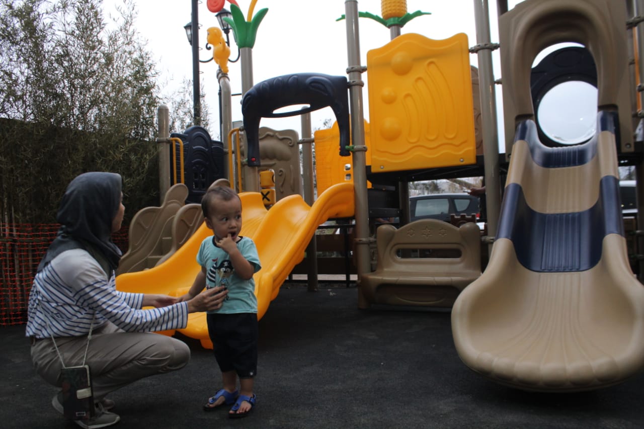 BARU : Anak - anak nampak senang bermain di playground di PKJB yang baru dibuka. Sabtu (4/11)