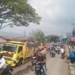 Laka lantas tunggal satu unit truk hingga merusak banguna dan kendaraan speda motor di Jalan Raya Garut-Bandung, tepatnya di Kecamatan Rancaekek, Kabupaten Bandung. (Yanuar/Jabar Ekspres)