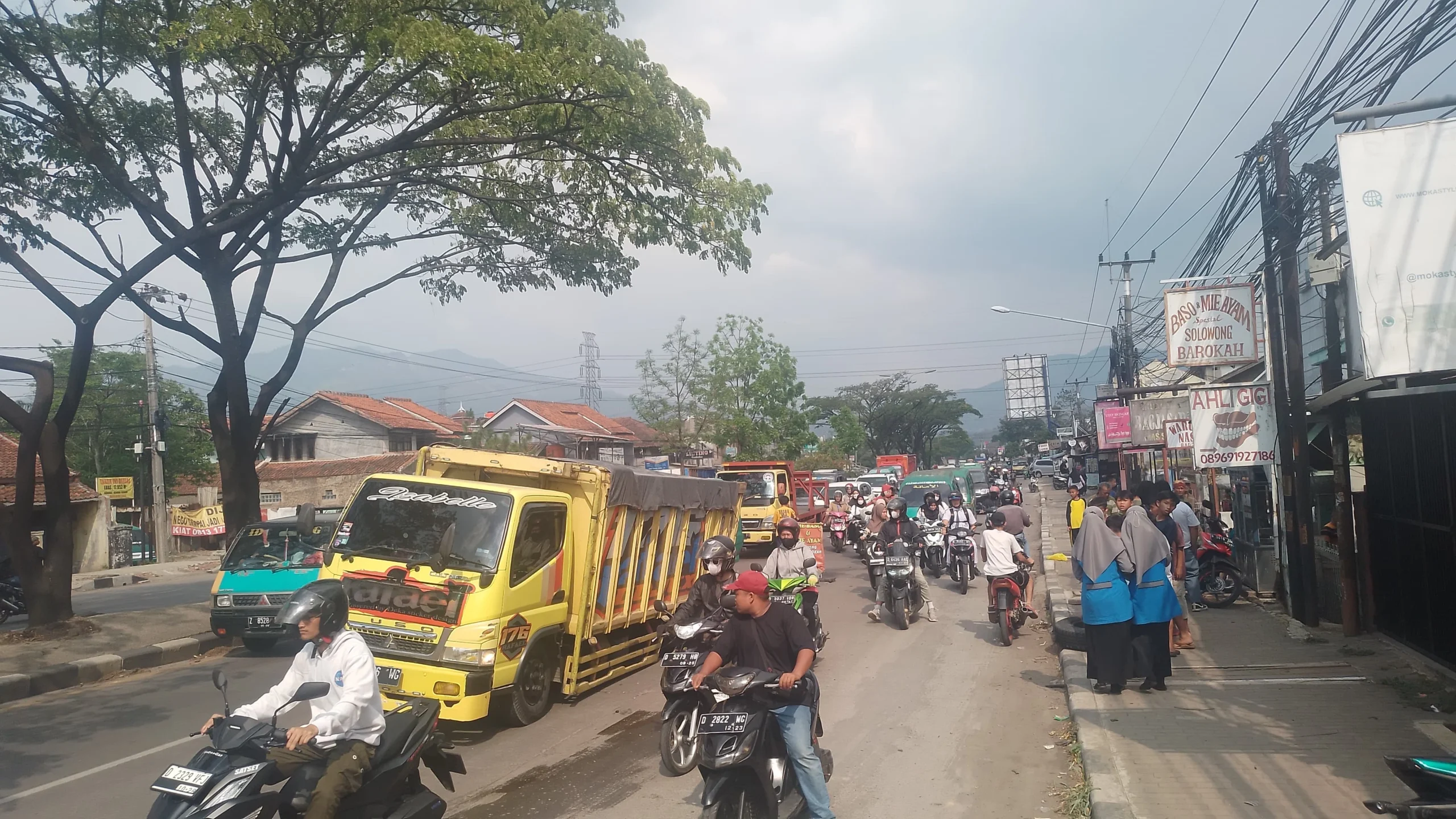 Laka lantas tunggal satu unit truk hingga merusak banguna dan kendaraan speda motor di Jalan Raya Garut-Bandung, tepatnya di Kecamatan Rancaekek, Kabupaten Bandung. (Yanuar/Jabar Ekspres)