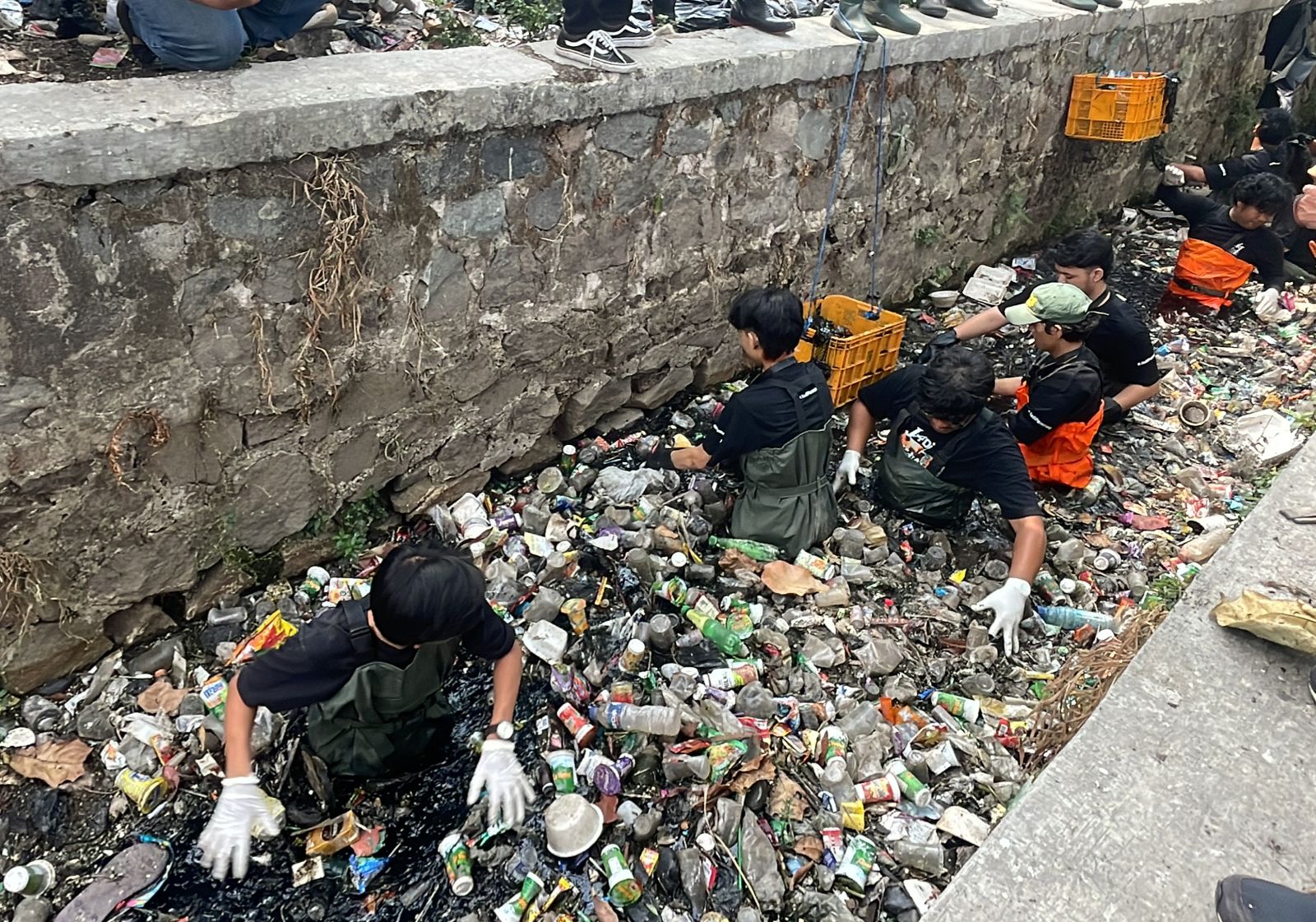 Personil Pandawara Group Kembali Lakukan Bersih-Bersih Selokan Kecil di Baleendah Kabupaten Bandung. Foto Agi Jabar Ekspres