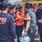 Petugas BPBD Kota Bogor dan Tim SAR Gabungan saat berkoordinasi melakukan upaya pencarian korban. (Yudha Prananda / Jabar Ekspres)