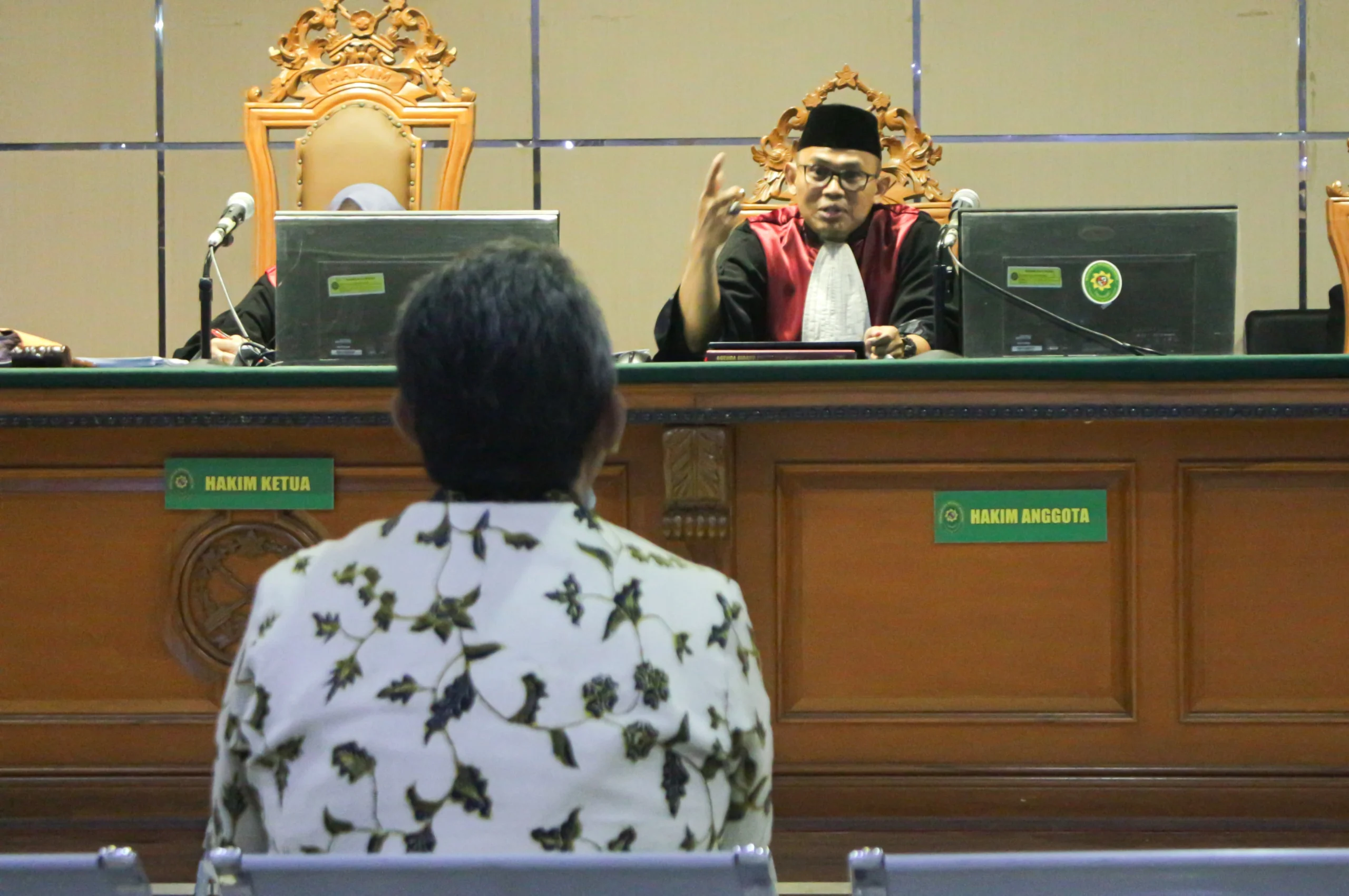 Ist. Mantan Wali Kota Bandung, Yana Mulyana saat mengaku bersalah atas perbuatannya kepada Majelis Hakim. Foto. Pandu Muslim Jabar Ekspres.