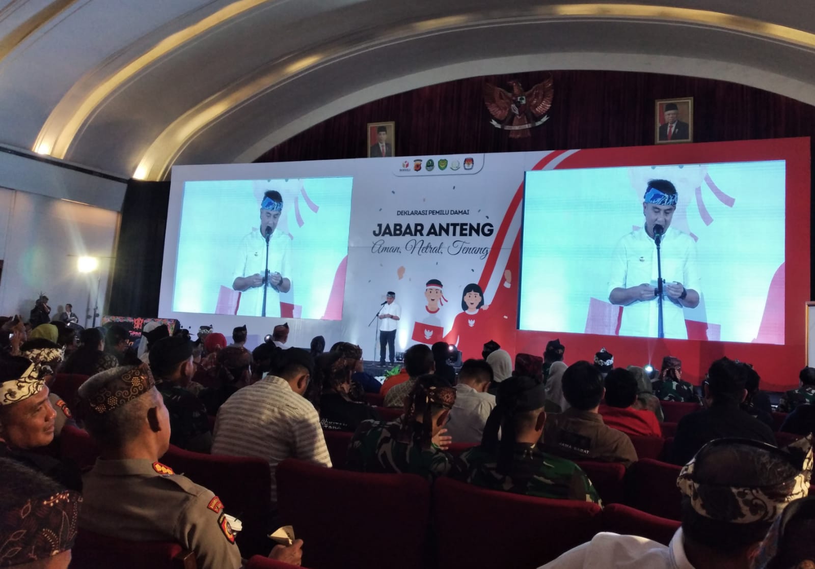 JAMINAN : Deklarasi pemilu damai Jabar Anteng di Gedung Merdeka Kota Bandung, Sabtu (18/11) / Hendrik Muchlison