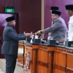 Ketua DPRD Kota Bogor, Atang Trisnanto saat menerima laporan hasil pembahasan Raperda dari Tim Pansus. (Yudha Prananda / Jabar Ekspres)