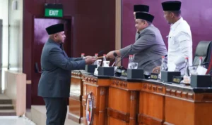 Ketua DPRD Kota Bogor, Atang Trisnanto saat menerima laporan hasil pembahasan Raperda dari Tim Pansus. (Yudha Prananda / Jabar Ekspres)