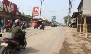 Kondisi Jalan Tambang di Parung Panjang, Kabupaten Bogor.