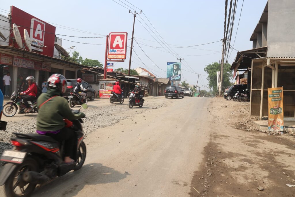 Kondisi Jalan Tambang di Parung Panjang, Kabupaten Bogor.