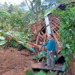 Warga Kampung Citiis, Desa Cicadas, Kecamatan Rongga Terpaksa diungsikan setelah rumahnya tertimbun longsor. Selasa (22/11).