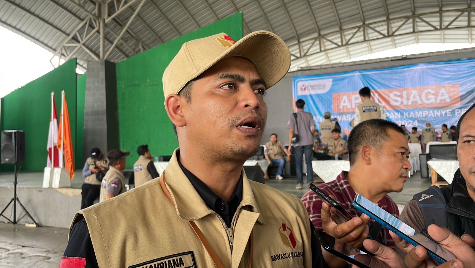 Ketua Badan Pengawas Pemilu (Bawaslu) Kabupaten Bandung Kahpiana Saat Memberikan Keterangan Seusai Gelar Apel Siaga Pengawasan Kampanye Pemilu 2024 di Dome Bale Rame, Soreang, Rabu (22/11/2023). Foto Agi Jabar Ekspres