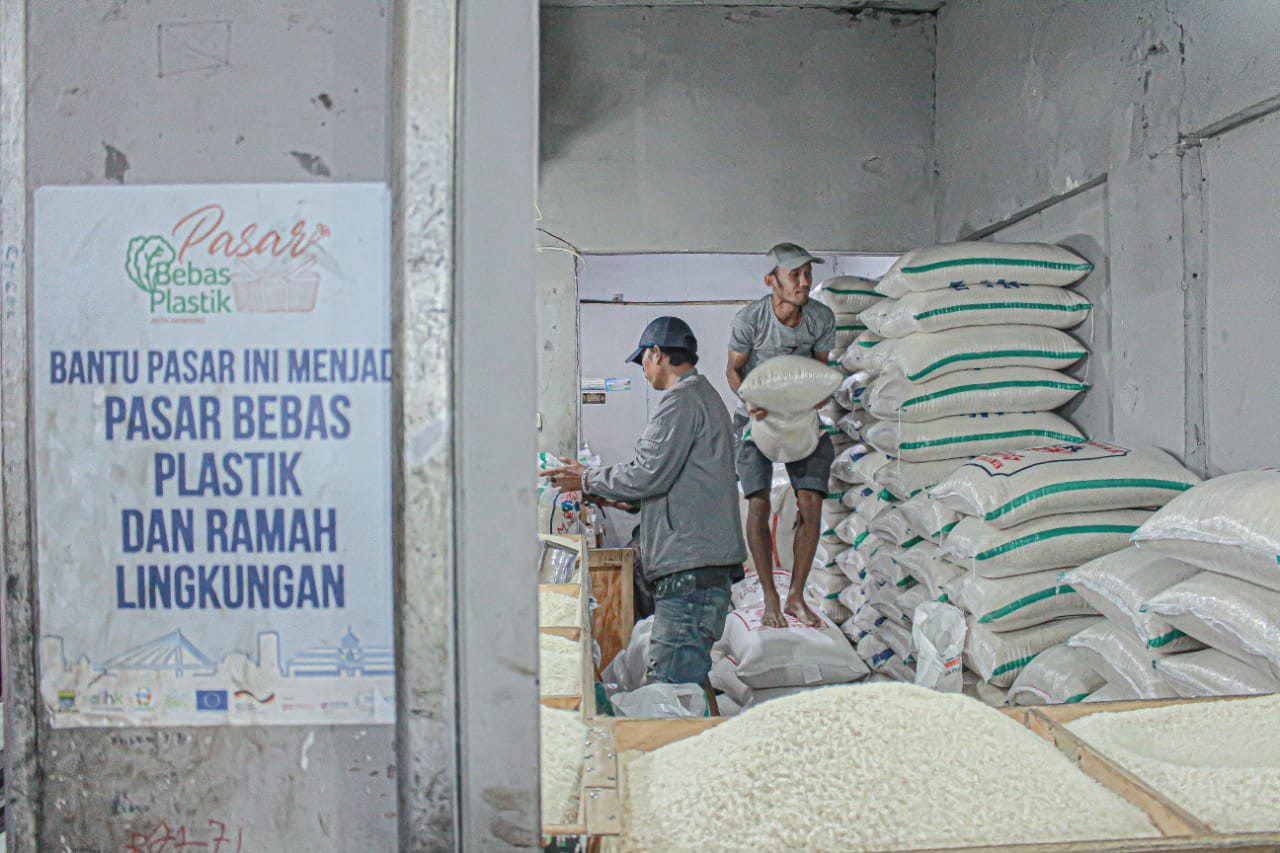Ilustrasi. Pedagang beras tengah mengangkat sekarung barang dagangannya. (Dok.Jabarekspres)