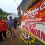 Bupati Bogor Iwan Setiawan saat mengunjungi rumah korban longsor. Foto : Sandika Fadilah/Jabarekspres.com