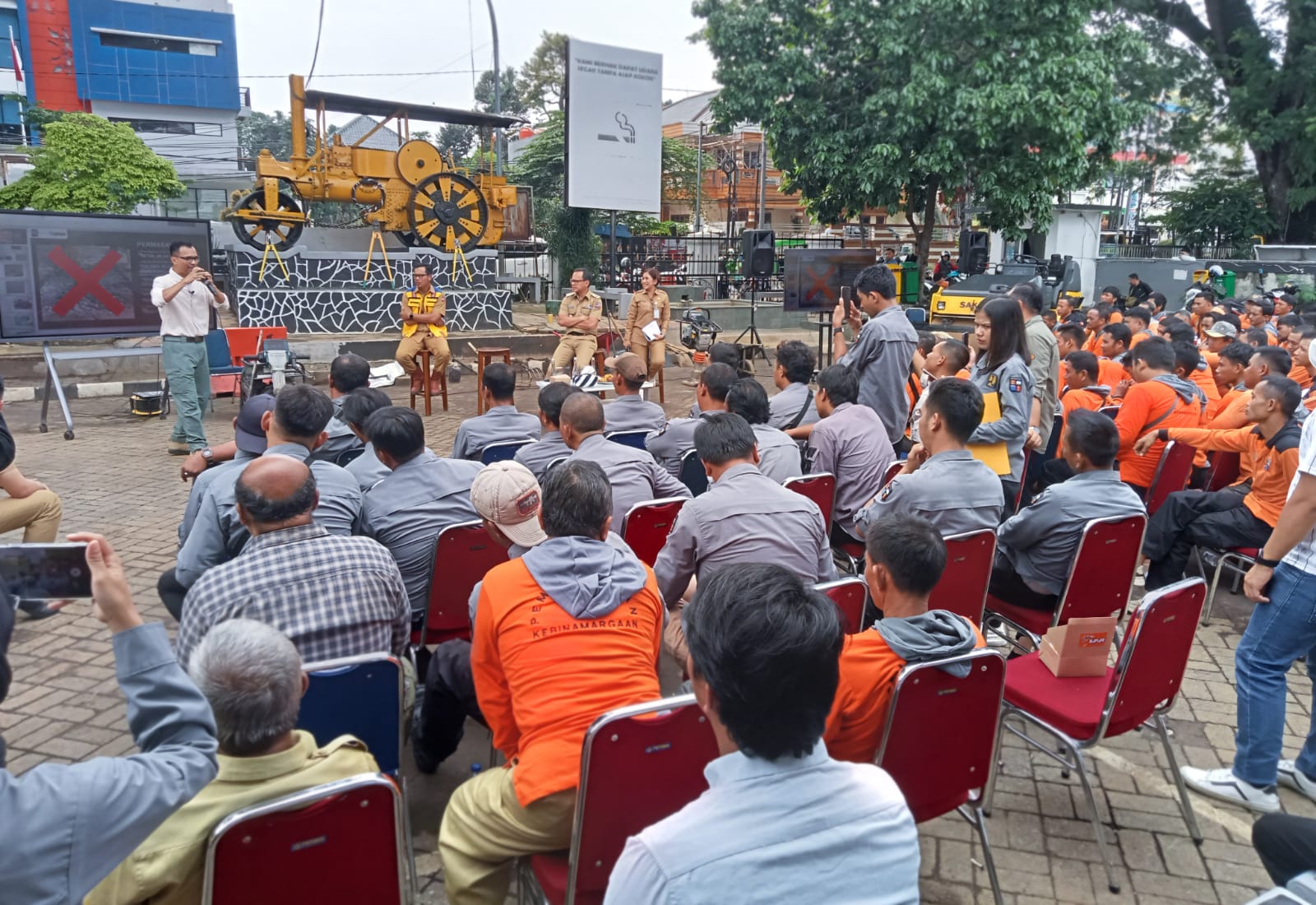 Jajaran Tim Lapangan DPUPR Kota Bogor saat mengikuti pelatihan khusus teknis perbaikan jalan, Senin (27/11). (Yudha Prananda / Jabar Ekspres)