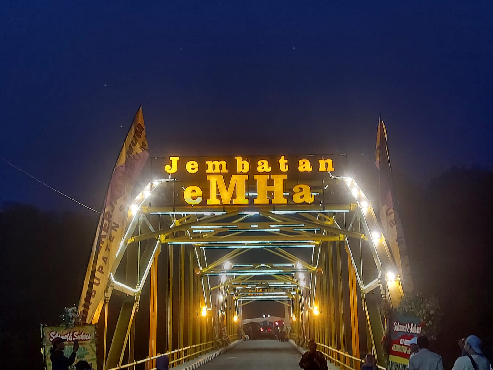 Jembatan eMHa telan biaya 32Milyar dengan pembangunan Jalan. Riki Jabar Ekspres.