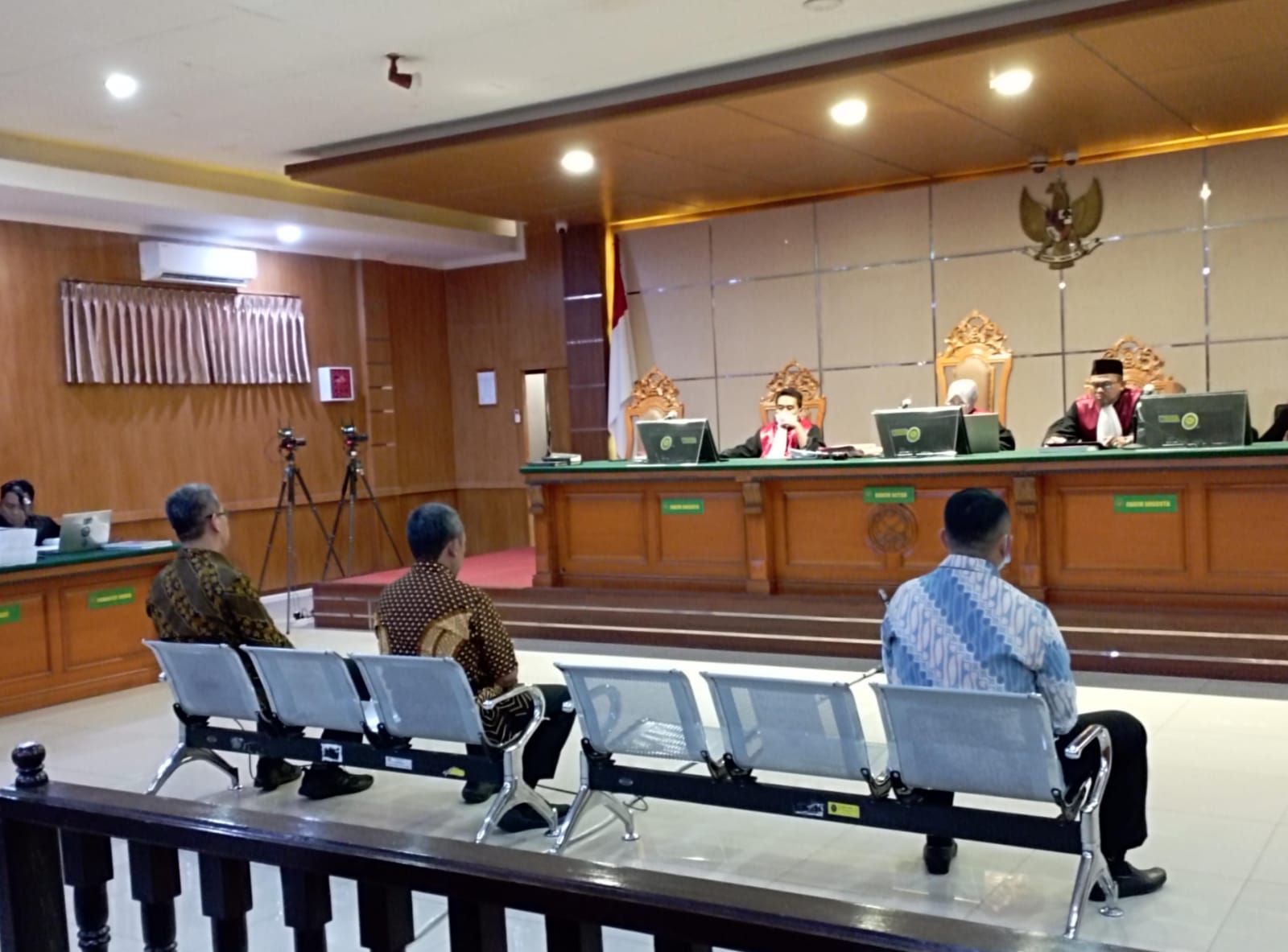 Dok. Tiga Terdakwa kasus suap proyek Bandung Smart City saat jalani sidang pembacaan tuntutan. Rabu (29/11). Foto. Sandi Nugraha.