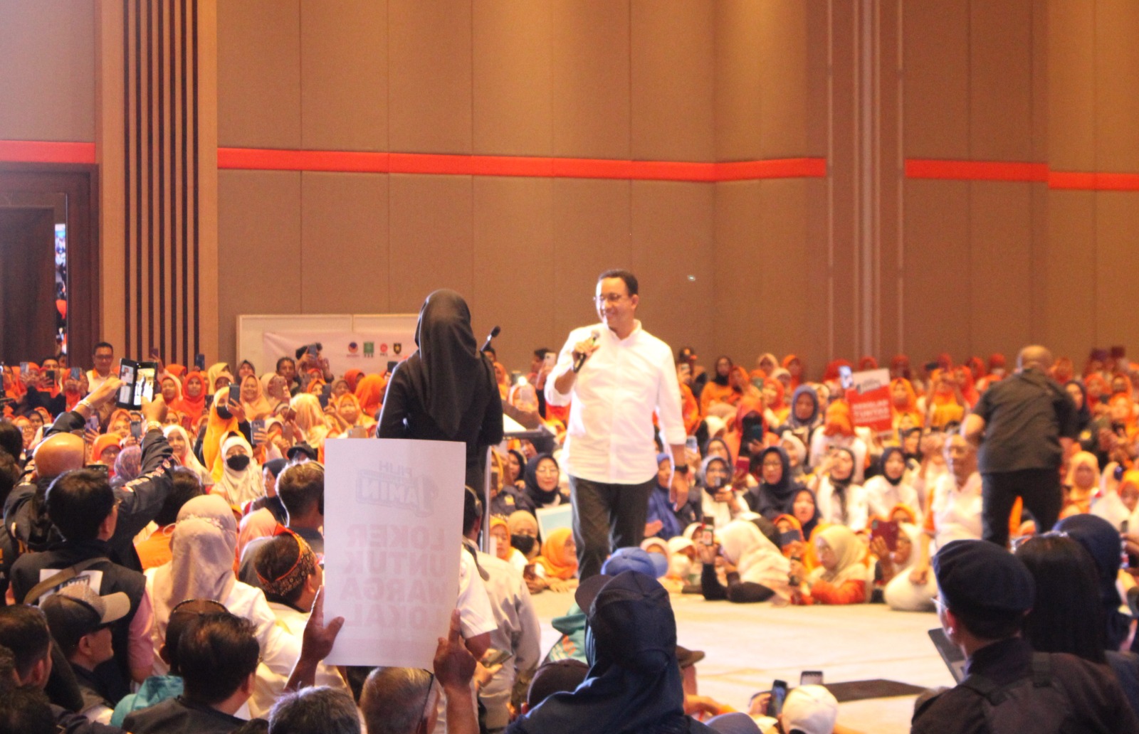 PILPRES : Capres Anies Baswedan saat menyapa TKD hingga relawan di Kota Bandung, Rabu (29/11)