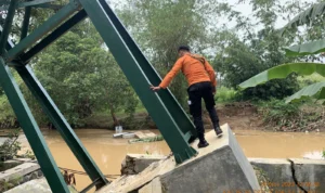 Jembatan di Bogor ambruk, akses warga lumpuh. Foto : Dok BPBD