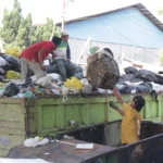 Pengangkutan sampah di wilayah Panyileukan, Kota Bandung.