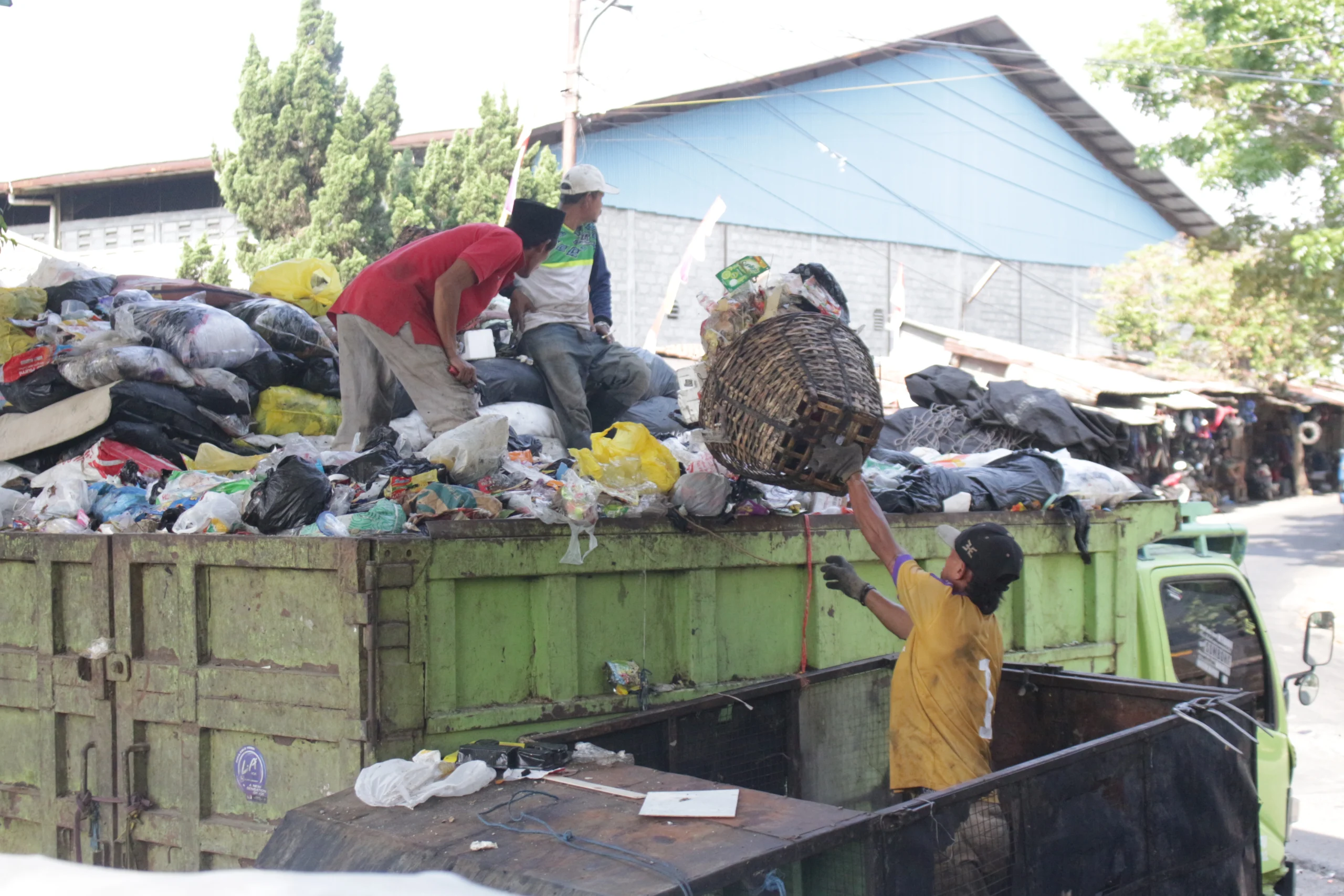 Pengangkutan sampah di wilayah Panyileukan, Kota Bandung.
