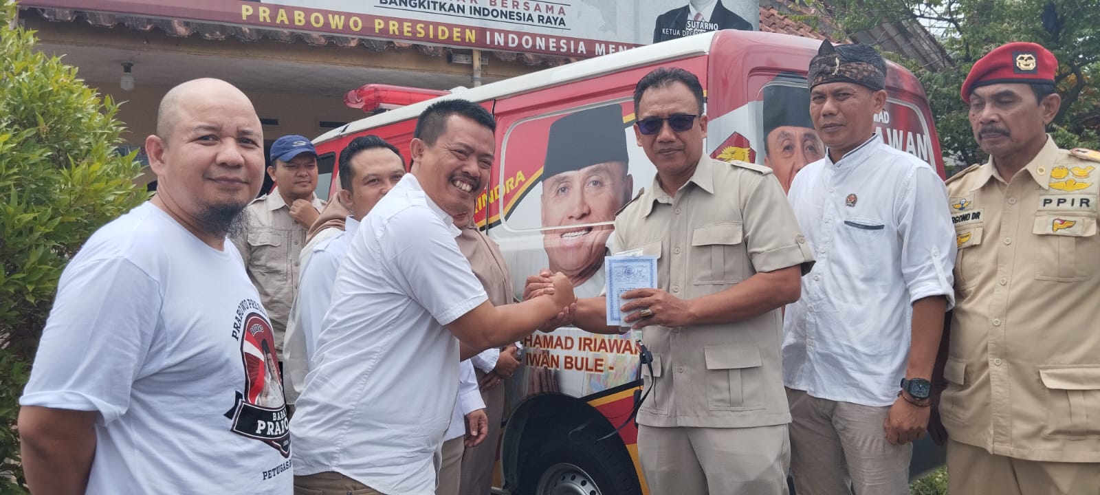 Dekatkan Diri dengan Warga, Iwan Bule Bagikan Mobil Layanan Masyarakat di Kota Banjar