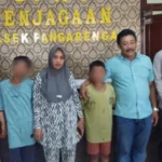 Dua bocah Sampang yang ke Jakarta saat dijemput oleh orang tuanya. (istimewa)